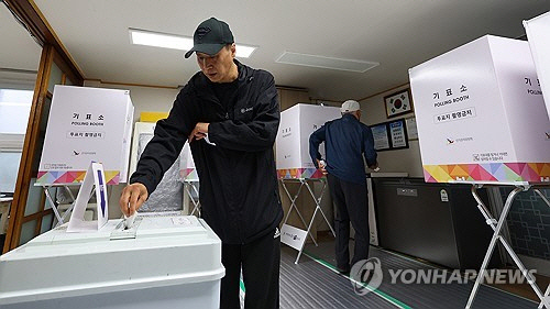 제21대 대통령 선거일인 3일 새벽 인천 남동구 석천경로당에 마련된 간석4동 제2투표소에서 유권자들이 투표하고 있다.   [연합뉴스]